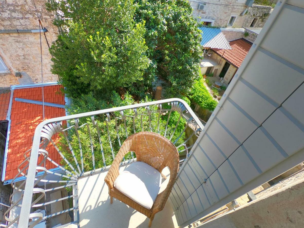 Historic Piazza House & Romantic Hidden Garden フヴァル エクステリア 写真